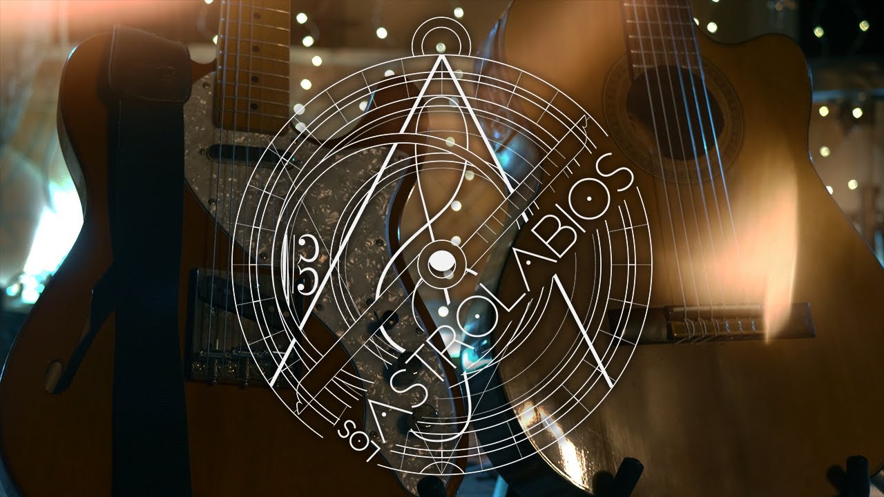 Primer plano de varias guitarras con el emblema de Los Astrolabios.